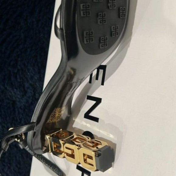 GIVENCHY - Picture 1 of 2